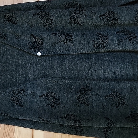 Carolyn Taylor Charcoal Gray w/Black Floral Pattern, Mock Sweater-Set, Sz Medium - Picture 4 of 10